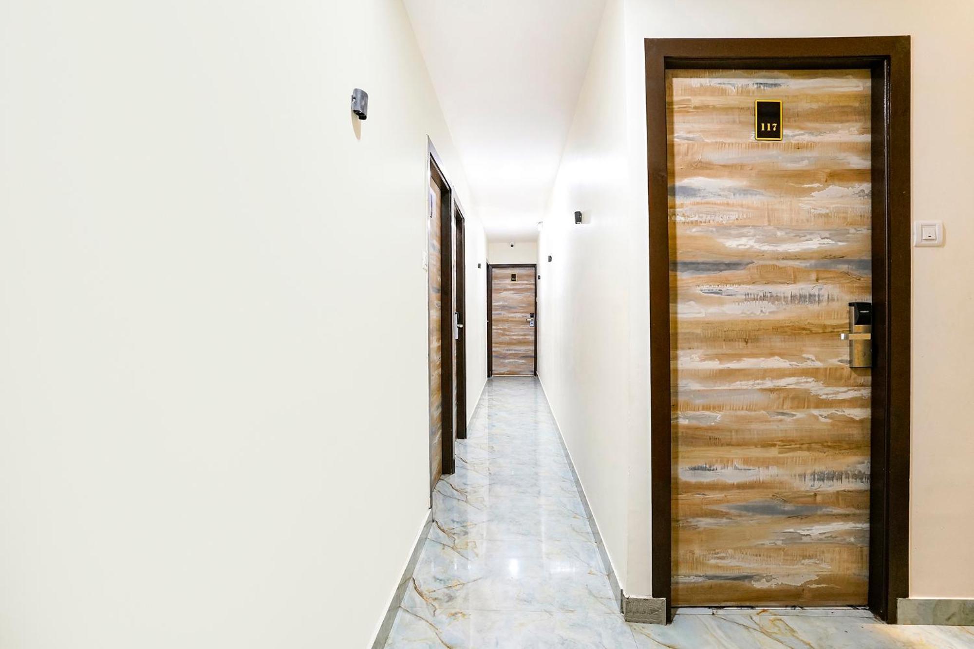 Отель Fabexpress Good Luck Residency - Nr Nesco Exhibition Center Мумбаи Экстерьер фото
