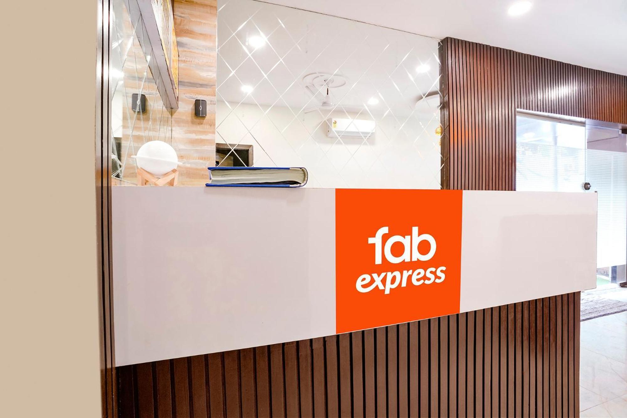 Отель Fabexpress Good Luck Residency - Nr Nesco Exhibition Center Мумбаи Экстерьер фото